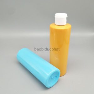 2 chai nhựa PET màu cam và xanh, dung tích 380ml