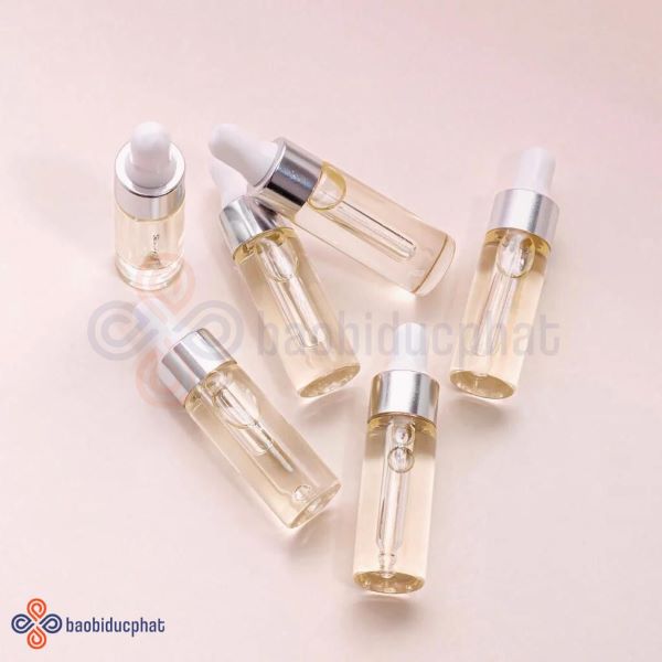 Serum nên đựng vào chai lọ gì?