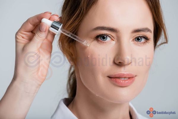 Serum nên đựng vào chai lọ gì?